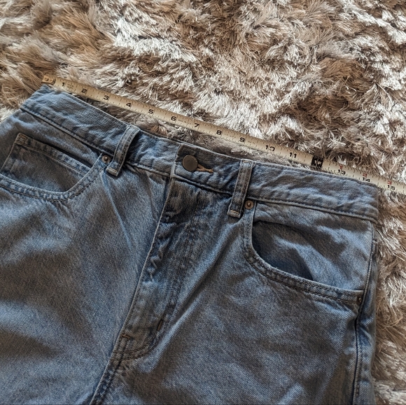 Uniqlo Mom High Waisted Cropped Light Wash Blue Jeans 25 - Picture 6 of 8